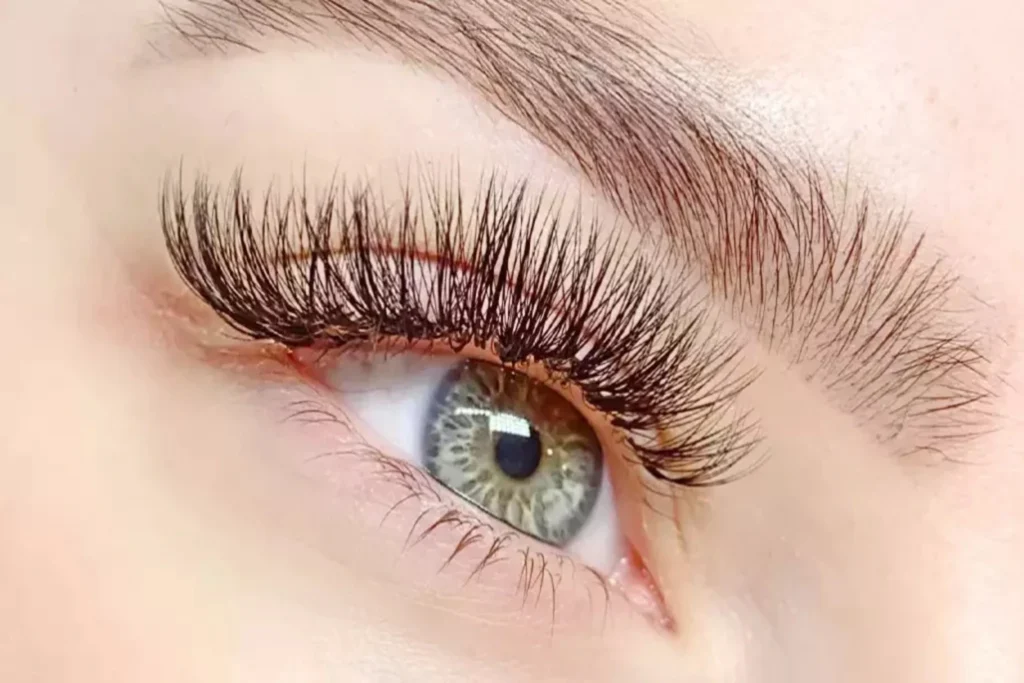 image-showing-Hybrid-Eyelash-Extensions