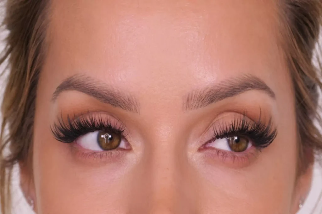 image-showing-Kim-k-Eyelash-Extension